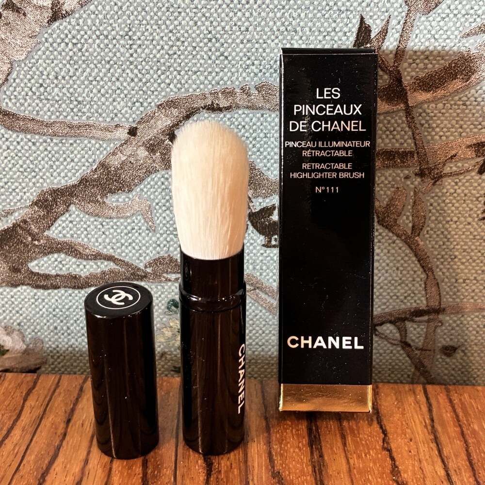 Chanel Les Pinceaux De Chanel Retractable Highlighter Brush N° 111